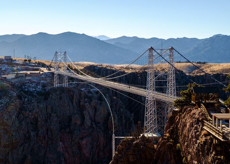 10 cây cầu treo ấn tượng trên thế giới