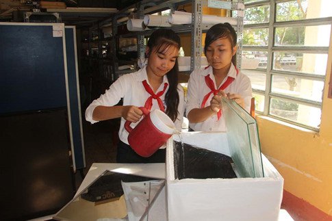 2 nữ sinh lớp 8 chế thiết bị lọc nước mặn thành ngọt bằng năng lượng mặt trời