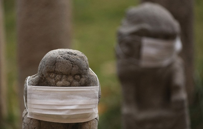 800 tượng sư tử đá ở Trung Quốc đeo khẩu trang vì ô nhiễm