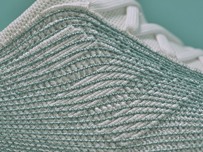 Adidas sản xuất giày từ rác thải đại dương