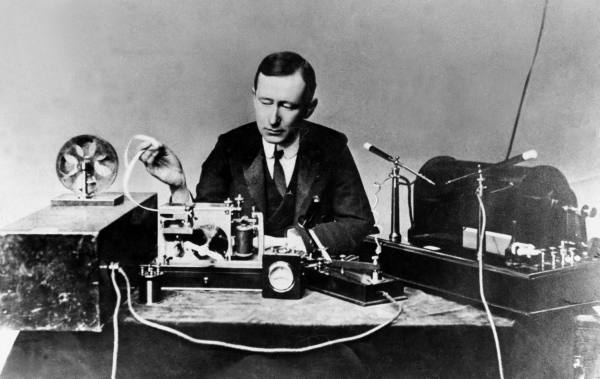 Ai là người phát minh radio?
