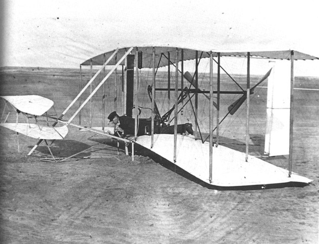 Ai mới thực sự là người đầu tiên chế tạo ra máy bay?