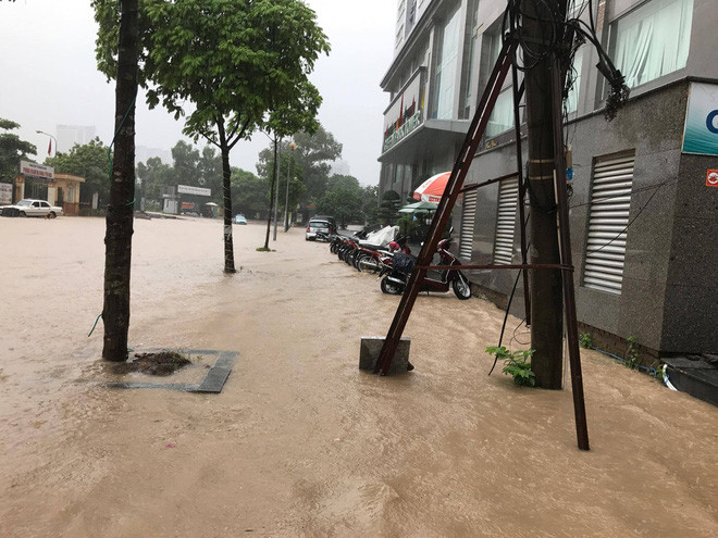 Ảnh hưởng của bão số 2: Hà Nội mưa lớn kéo dài, nhiều tuyến phố chìm trong biển nước
