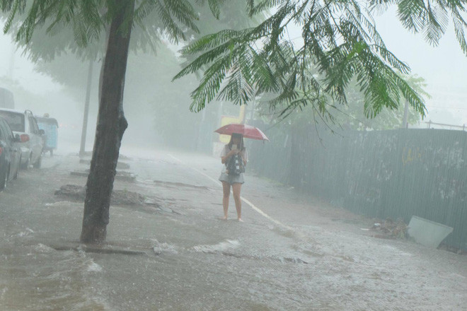 Ảnh hưởng của bão số 2: Hà Nội mưa lớn kéo dài, nhiều tuyến phố chìm trong biển nước