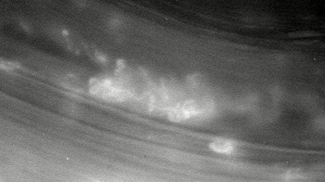 Ảnh siêu bão sao Thổ tàu Cassini gửi về từ cõi chết