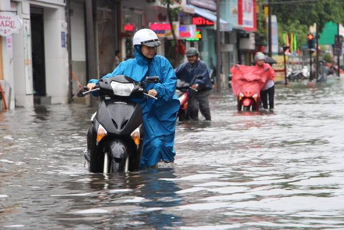 Áp thấp nhiệt đới tan, lũ miền Trung lên nhanh