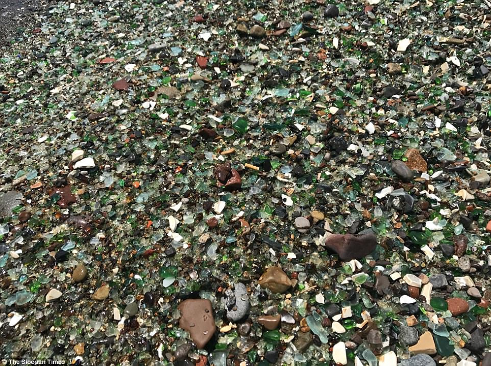 Bãi biển thủy tinh lấp lánh có nguy cơ biến mất