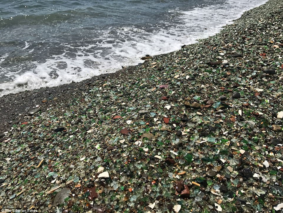 Bãi biển thủy tinh lấp lánh có nguy cơ biến mất