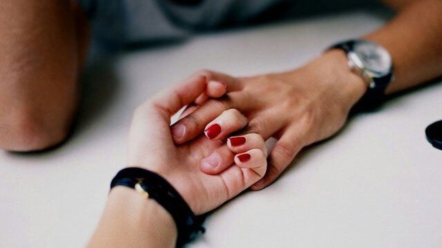 Bàn tay nữ giới ẩn chứa 1 bí mật mà chỉ khi nắm tay người ấy mới phát hiện