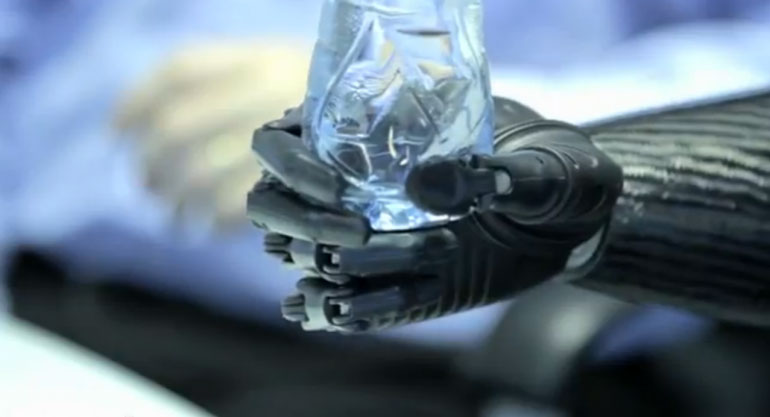 Bàn tay robot Bebionic3 - Tương lai của Cyborg không còn xa