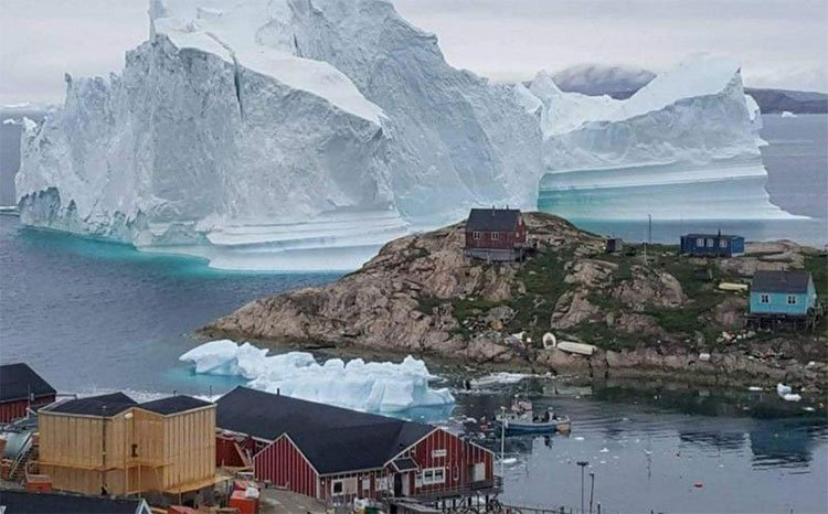Băng trôi 11 triệu tấn ghé chơi, cả ngôi làng ở Greenland nín thở