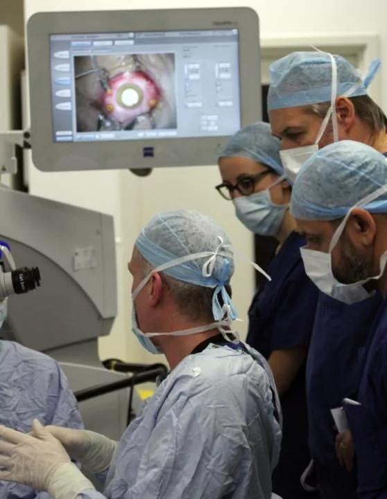 Bệnh nhân bị mù đầu tiên trên thế giới được chữa khỏi bằng cách đưa DNA vào mắt