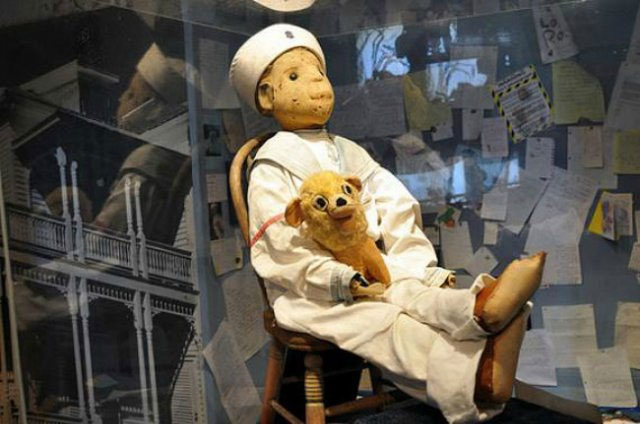Bí mật đằng sau con búp bê bị nguyền rủa trong bảo tàng Mỹ