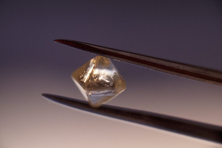 Biến chất thải hạt nhân thành pin sạch nhờ kim cương