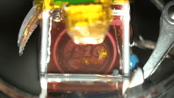 Biến lớp vàng nano trong suốt thành gương phản chiếu chỉ bằng một dòng điện