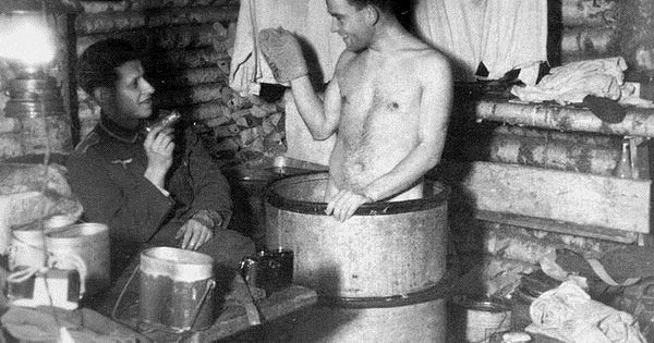 Binh lính trong Chiến tranh Thế giới 2 tắm như thế nào?
