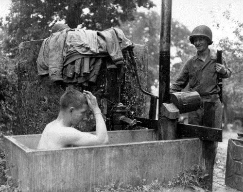 Binh lính trong Chiến tranh Thế giới 2 tắm như thế nào?