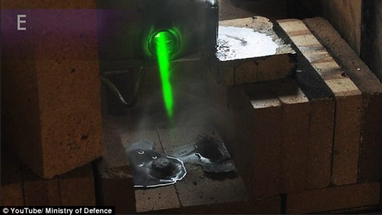 Bộ Quốc phòng Anh trình làng vũ khí laser kiểu Star Wars có thể cắt xuyên máy bay địch
