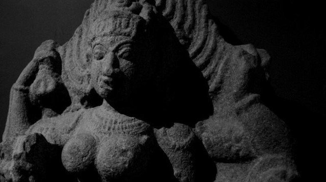 Bức tượng Nữ thần Kali cổ đại được khai quật từ lòng sông