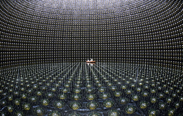 Các neutrino di chuyển nhanh hơn vận tốc ánh sáng