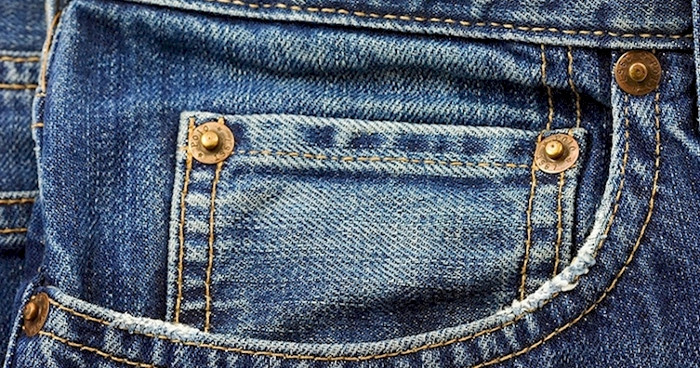 Cái khuy thừa trên chiếc quần jeans có chức năng gì?