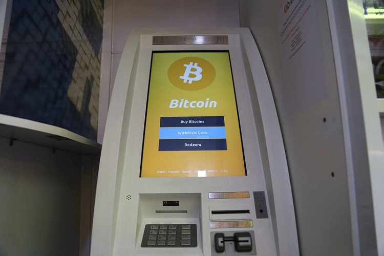 Cận cảnh giao dịch bitcoin bằng máy ATM tại TP.HCM