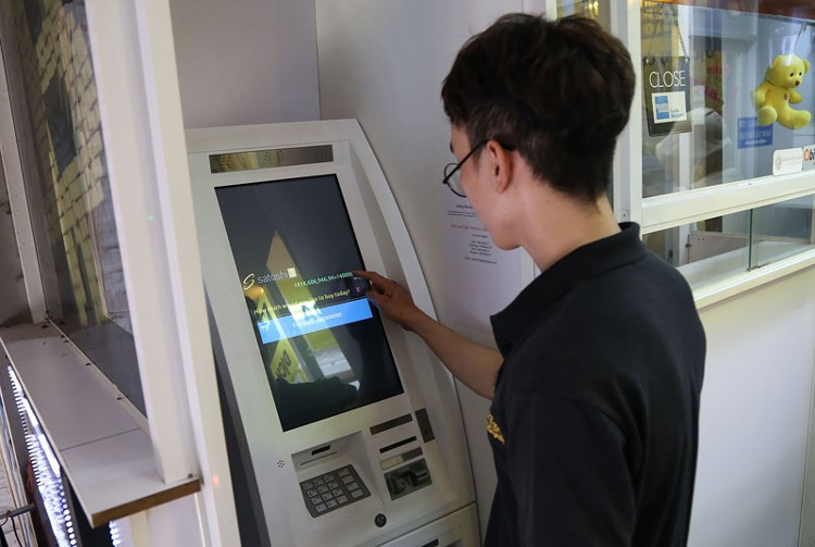 Cận cảnh giao dịch bitcoin bằng máy ATM tại TP.HCM