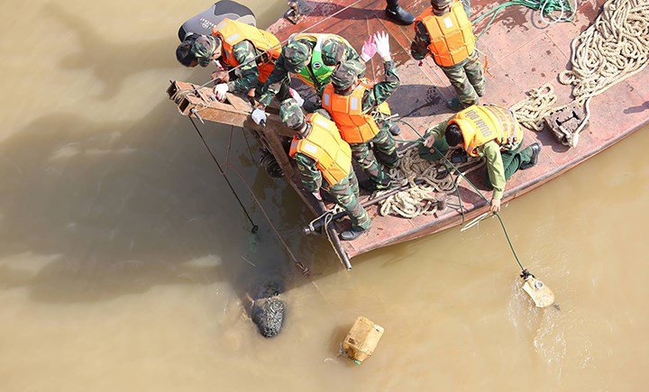 Cận cảnh quả bom ở chân cầu Long Biên nặng 1350kg vừa được huỷ nổ