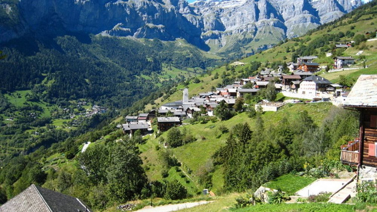 Cận cảnh vẻ đẹp ngôi làng Thụy Sĩ thưởng tiền cho người tới sống