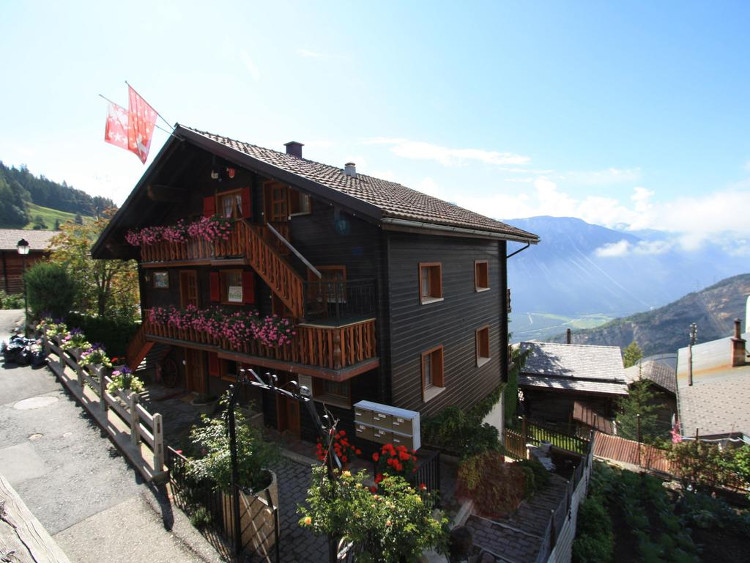 Cận cảnh vẻ đẹp ngôi làng Thụy Sĩ thưởng tiền cho người tới sống