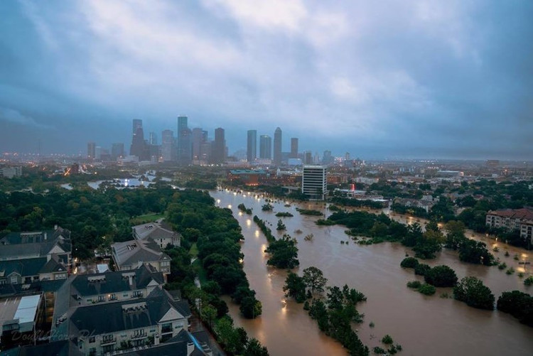 Cảnh tượng ngập lụt khủng khiếp ở nước Mỹ sau khi siêu bão Harvey đổ bộ