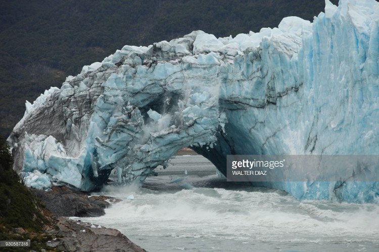 Cầu băng lớn đổ sập trên sông ở Argentina