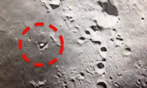 Cấu trúc tam giác giống căn cứ người ngoài hành tinh trên Mặt Trăng