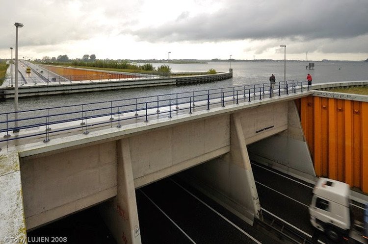 Cây cầu nước phá vỡ mọi định luật vật lý tại Hà Lan