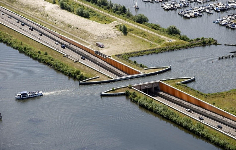 Cây cầu nước phá vỡ mọi định luật vật lý tại Hà Lan