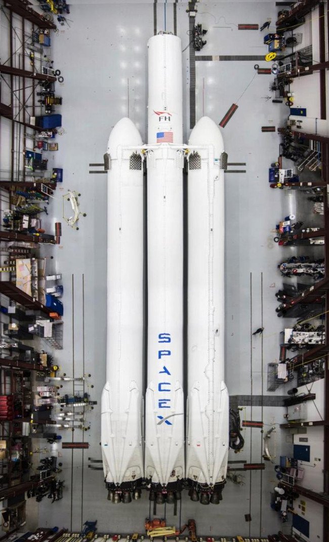 CEO SpaceX tung hình tên lửa Falcon Heavy trước ngày phóng thử nghiệm