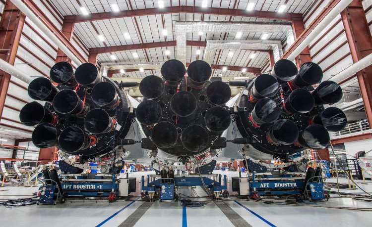 CEO SpaceX tung hình tên lửa Falcon Heavy trước ngày phóng thử nghiệm