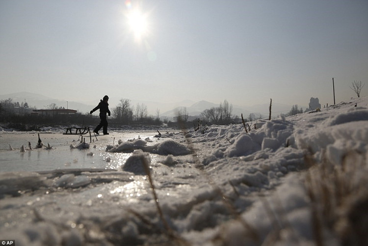 Châu Âu chìm trong băng tuyết giữa mùa đông chết người