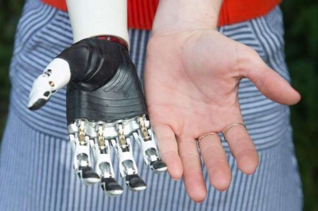 Chế tạo thành công tay robot cử động uyển chuyển như tay người thật