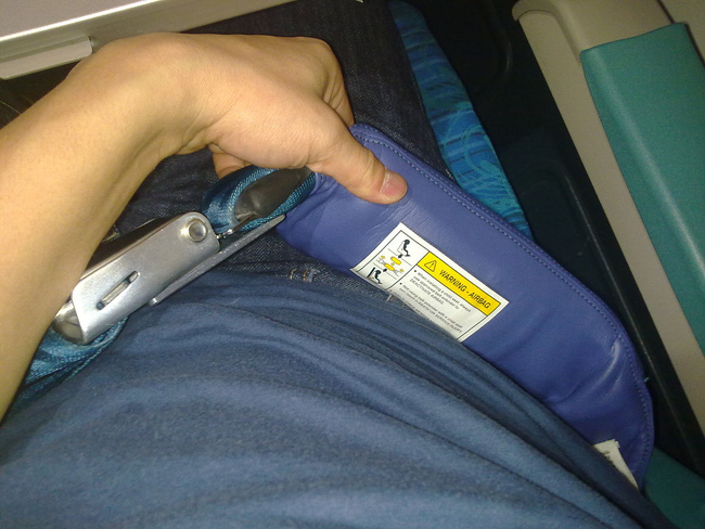 Chỉ ngồi ở vị trí này, những chiếc túi khí trên máy bay mới có thể bật ra để cứu mạng bạn