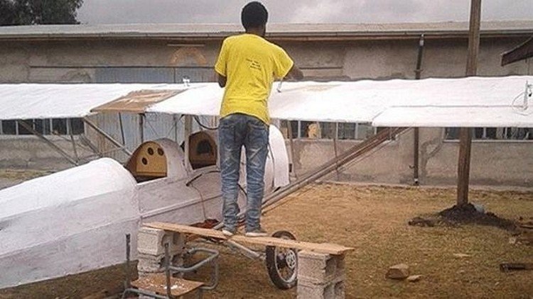 Chỉ nhờ xem video trên YouTube, một người đàn ông Ethiopia đã tự chế máy bay cho riêng mình