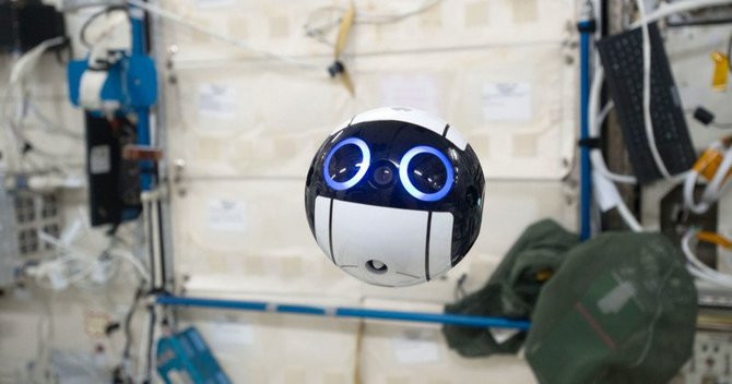 Chú robot này sẽ thay các phi hành gia chụp ảnh vũ trụ