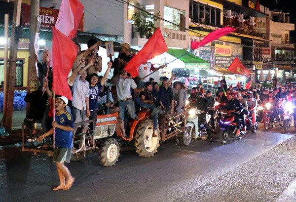 Chùm ảnh cả nước đổ ra đường ăn mừng U23 Việt Nam vào chung kết U23 Châu Á