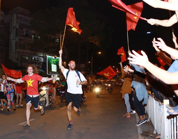 Chùm ảnh cả nước đổ ra đường ăn mừng U23 Việt Nam vào chung kết U23 Châu Á