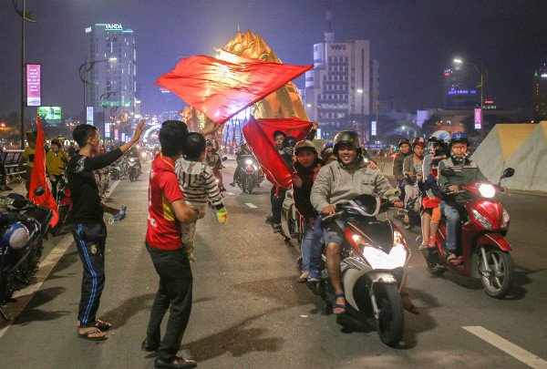 Chùm ảnh cả nước đổ ra đường ăn mừng U23 Việt Nam vào chung kết U23 Châu Á