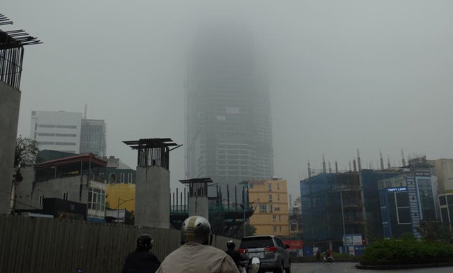 Chùm ảnh: Gần trưa, Hà Nội mờ ảo trong sương mù dày đặc