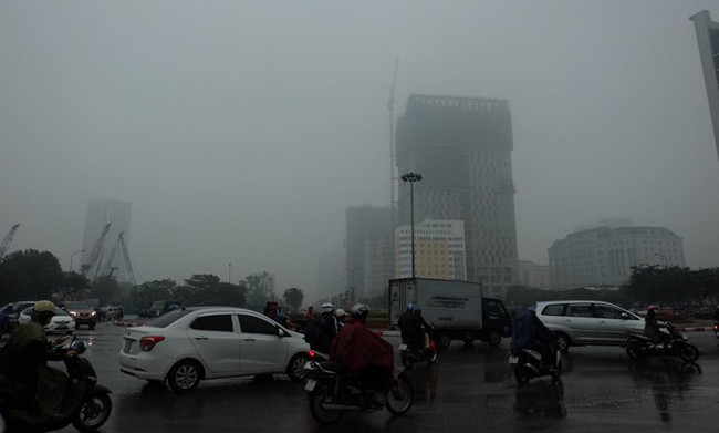 Chùm ảnh: Gần trưa, Hà Nội mờ ảo trong sương mù dày đặc