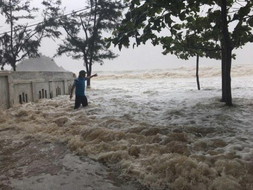 Chùm ảnh: Khung cảnh hoang tàn nơi cơn bão số 10 quét qua