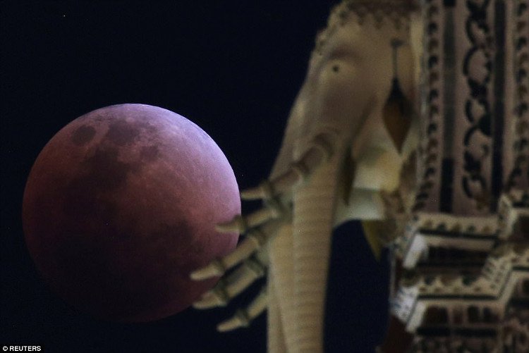 Chùm ảnh: Siêu trăng máu và trăng xanh khắp nơi trên thế giới