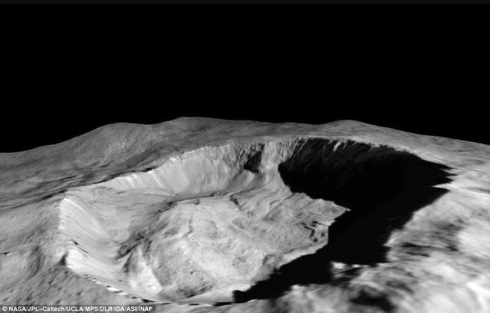 Chụp được ảnh núi non trên hành tinh lùn gần Trái Đất nhất